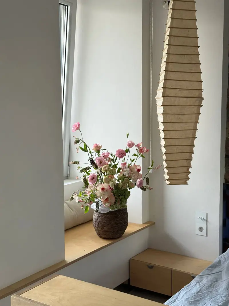 Arreglo en canasta con rosas, lisianthus y fitolaca