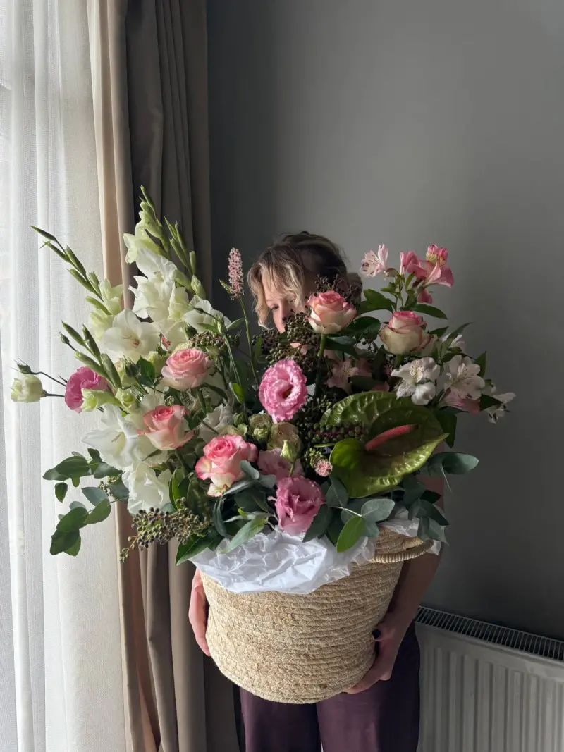 Canasta con rosas, gladiolos y alstroemerias